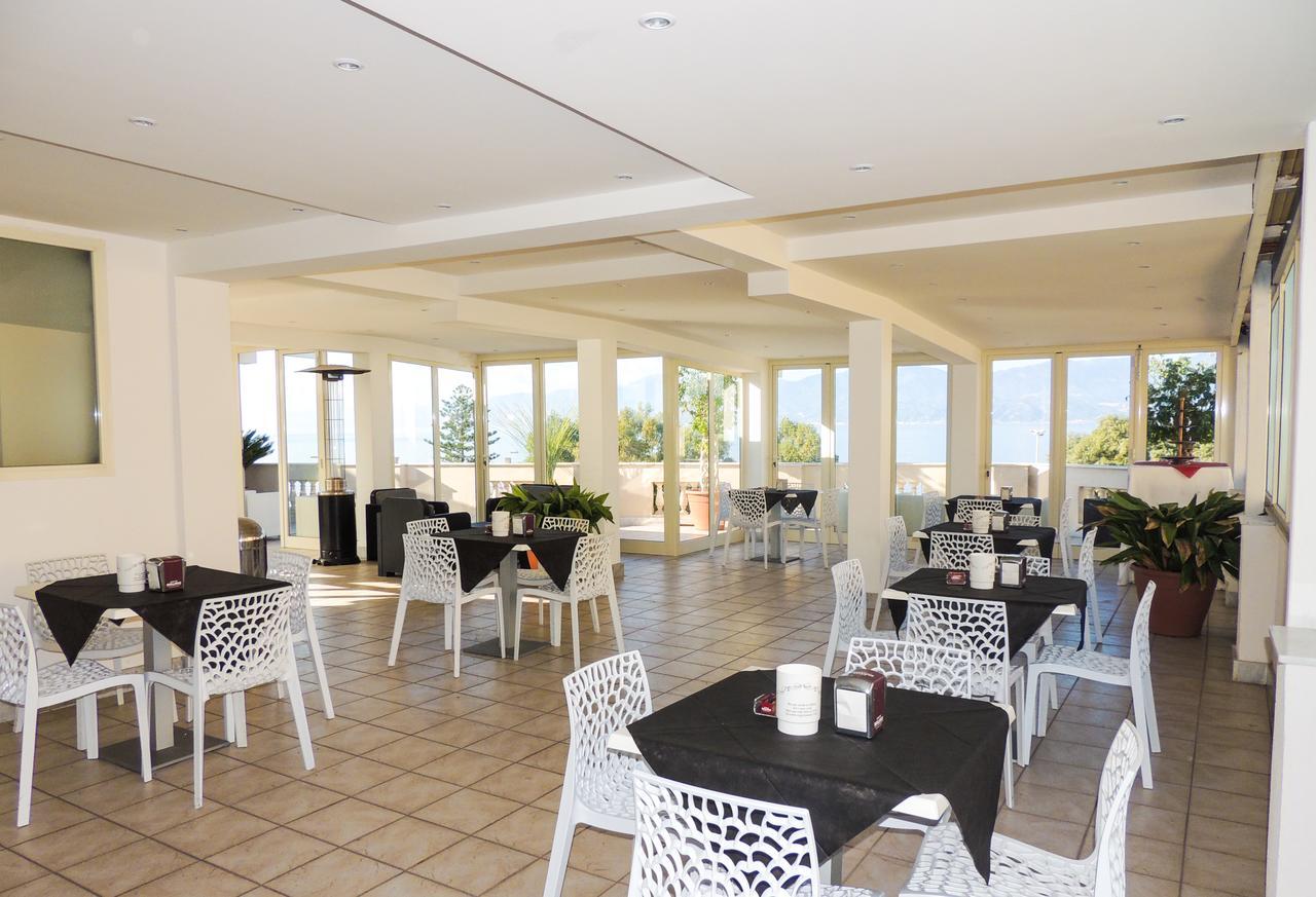 Hotel Lungomare เรจโจ ดี คาลาเบีย ภายนอก รูปภาพ